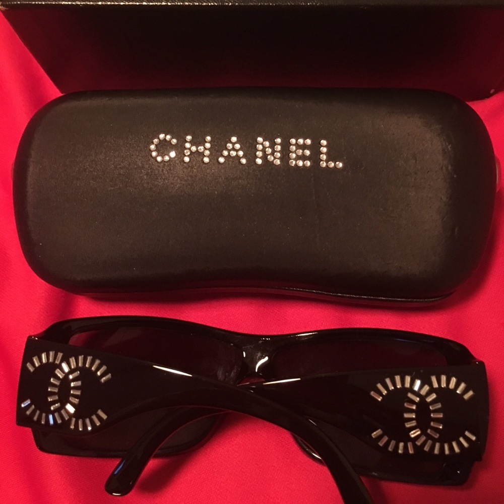 NWOT CHANEL SUNGLASSES - Picture 2 of 3